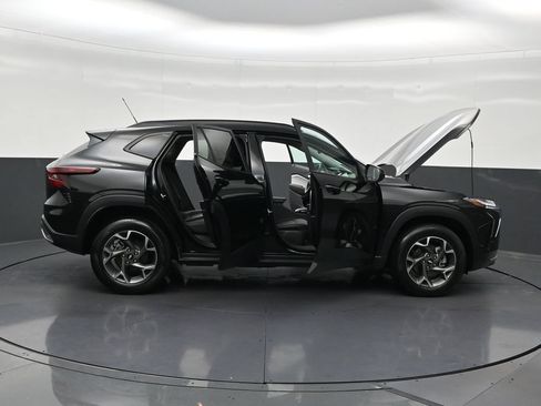 Used 2025 Chevrolet Trax LT FWD image 33