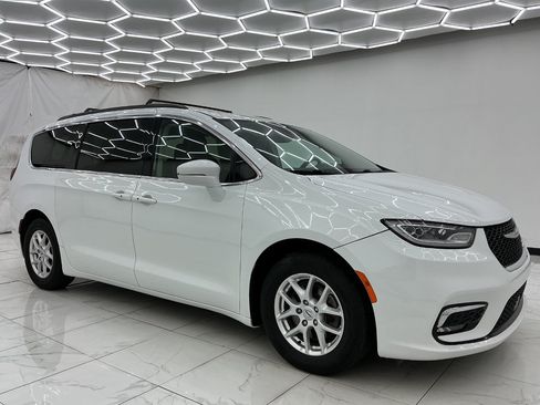 Used 2022 Chrysler Pacifica Touring-L FWD image 7