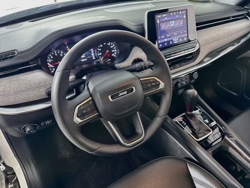 Used 2025 Jeep Compass Latitude w/ Sun & Sound Group AWD/4WD image 23