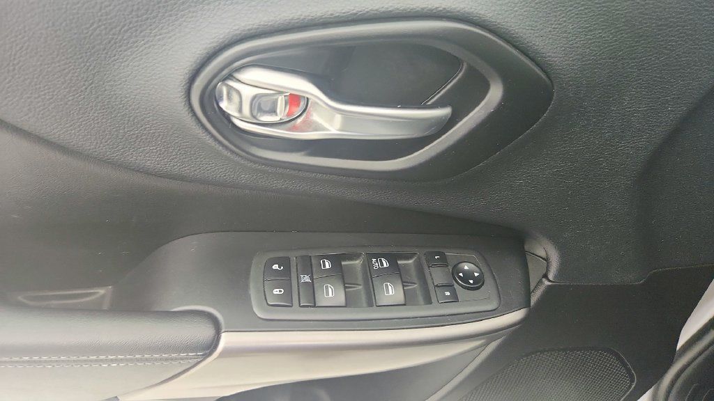 Used 2019 Jeep Cherokee Latitude w/ Popular Appearance Group FWD image 20