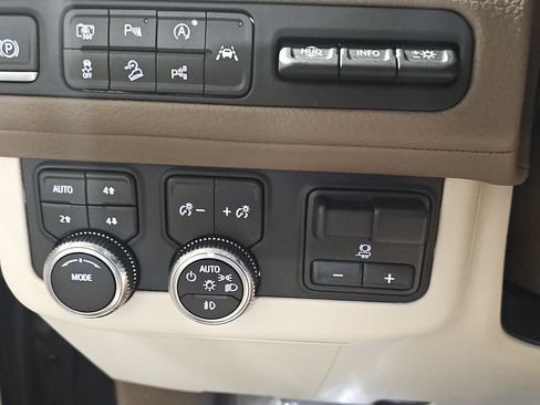 Certified 2024 GMC Yukon XL Denali w/ Advanced Technology Package AWD/4WD image 33