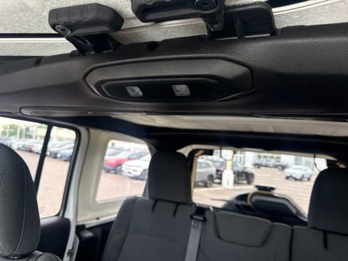 Used 2025 Jeep Wrangler Unlimited Sahara AWD/4WD image 34