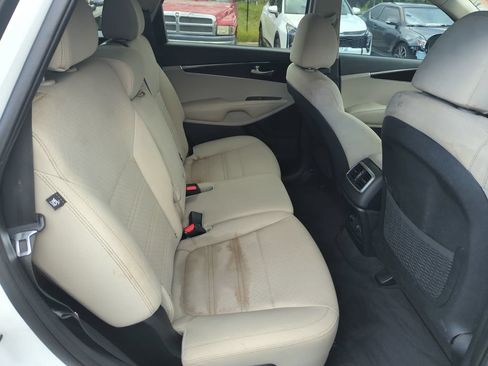 Used 2019 Kia Sorento FWD V6 image 32