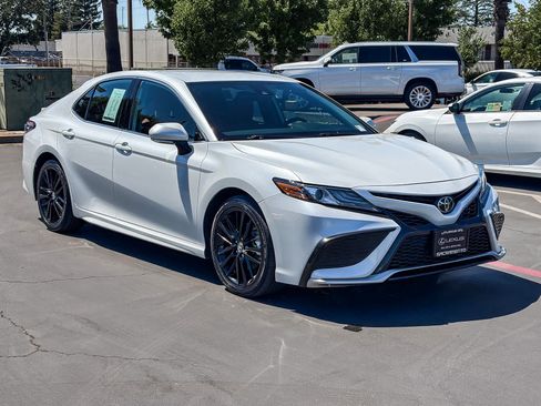 Used 2023 Toyota Camry XSE FWD image 5