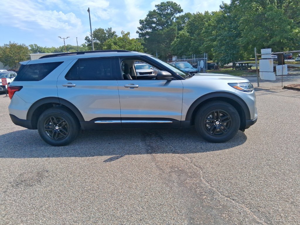 Used 2025 Ford Explorer Active AWD/4WD image 4