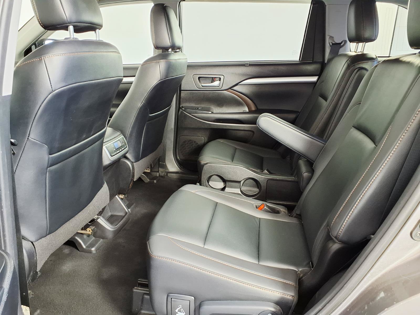 Used 2019 Toyota Highlander XLE FWD image 6
