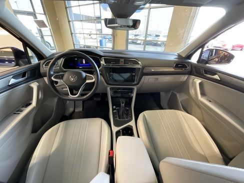 Used 2023 Volkswagen Tiguan SE w/ Panoramic Sunroof Package image 8