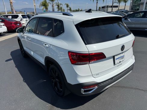 Certified 2023 Volkswagen Taos SE w/ Panoramic Sunroof Package FWD image 8
