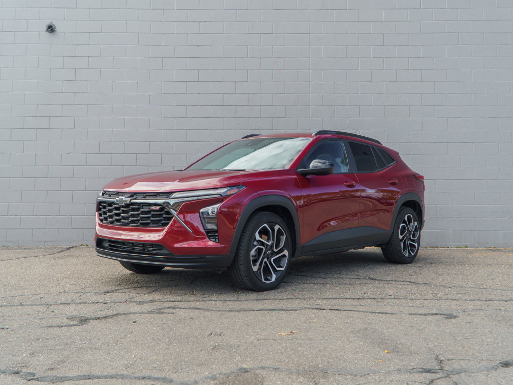 Used 2025 Chevrolet Trax RS w/ Sunroof Package FWD image 1