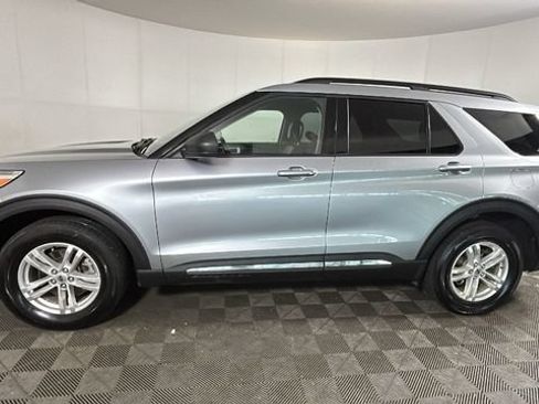 Used 2022 Ford Explorer XLT AWD/4WD image 5