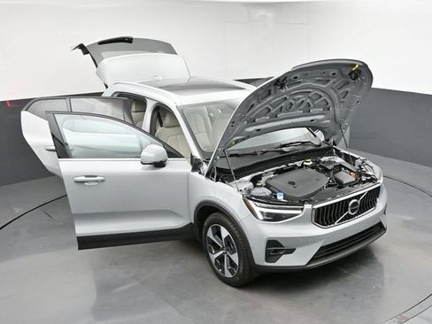 Used 2024 Volvo XC40 B5 Plus w/ Protection Package Premier AWD/4WD image 45