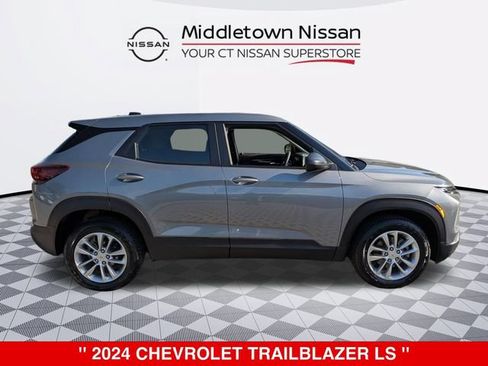 Used 2024 Chevrolet TrailBlazer LS AWD/4WD image 2