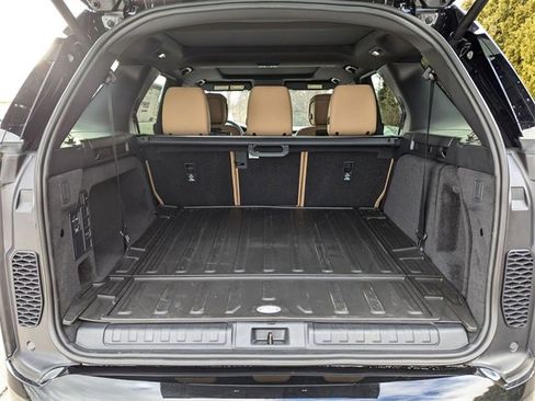 New 2025 Land Rover Discovery Dynamic SE image 16