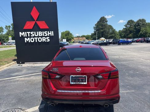 Used 2023 Nissan Altima 2.5 SR w/ SR Premium Package FWD image 4