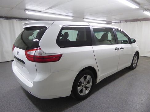 Used 2017 Toyota Sienna L image 7