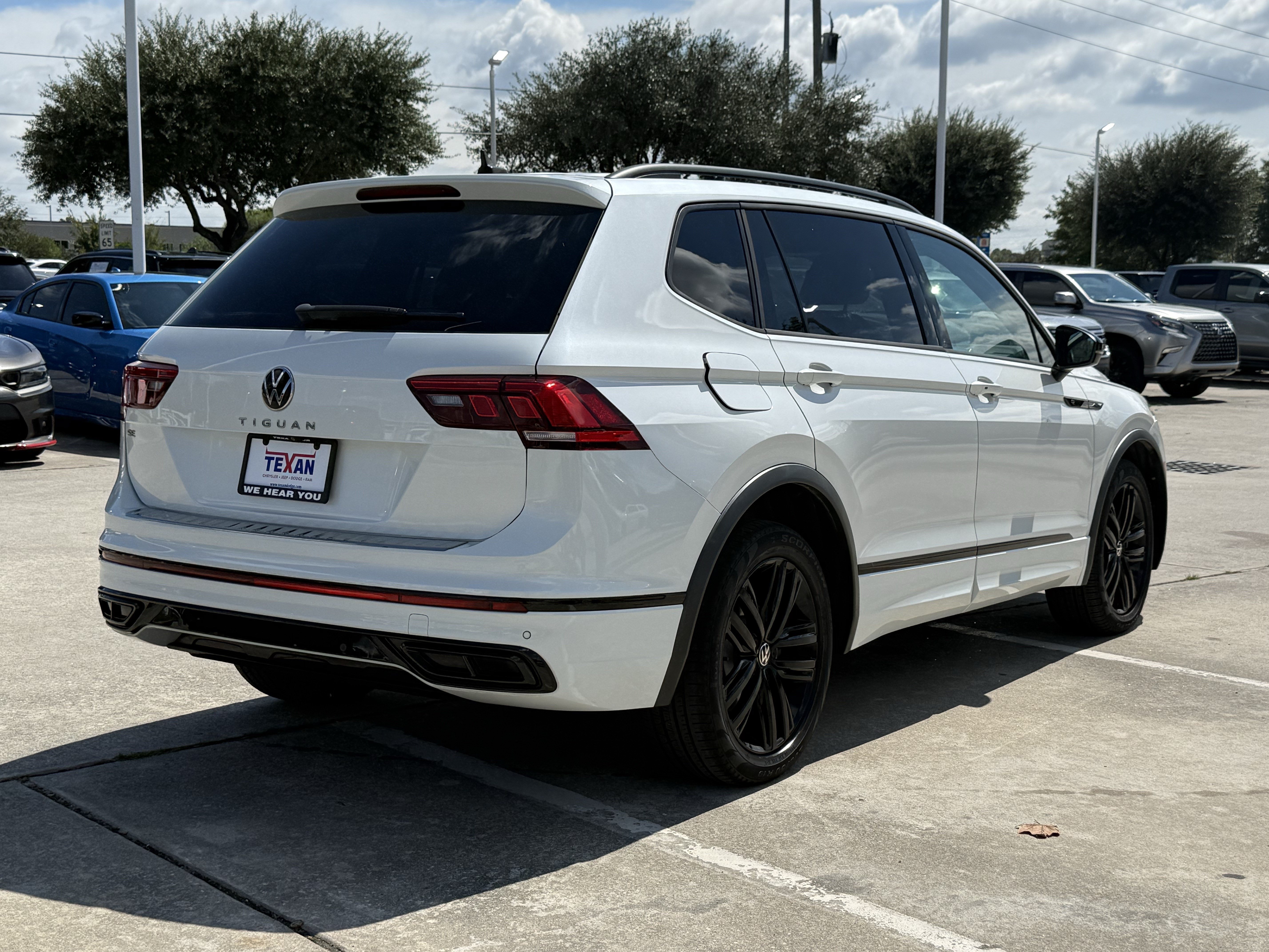 Used 2022 Volkswagen Tiguan SE R-Line FWD image 5