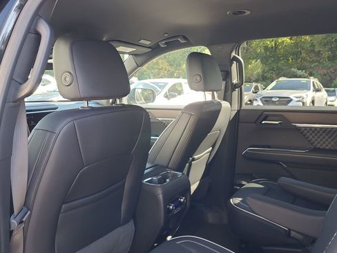 Used 2025 GMC Acadia Denali image 10