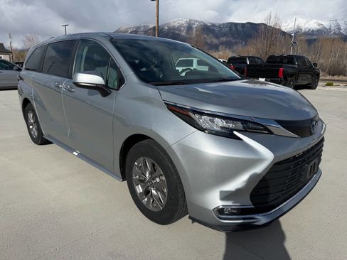 Used 2023 Toyota Sienna XLE image 1