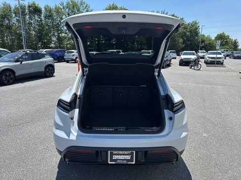 Used 2025 Porsche Macan 4S Electric AWD/4WD image 11