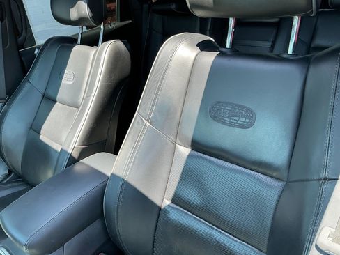 Used 2019 Jeep Grand Cherokee Overland AWD/4WD image 9