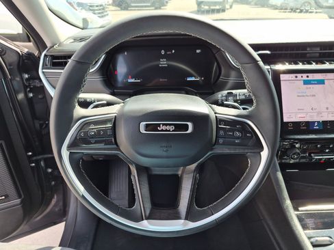 Used 2023 Jeep Grand Cherokee L Limited w/ Luxury Tech Group II AWD/4WD image 18