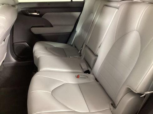 Used 2025 Toyota Highlander XLE AWD/4WD image 20