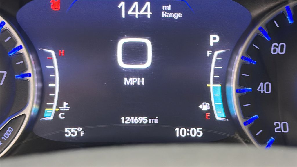 Used 2018 Chrysler Pacifica Limited w/ Tire & Wheel Group FWD image 16