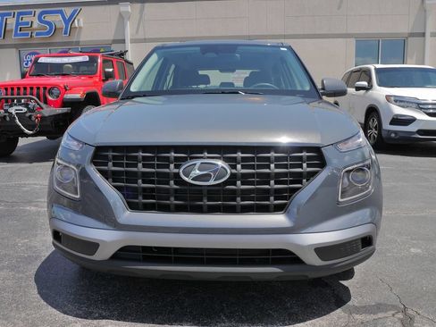 Used 2025 Hyundai Venue SE FWD image 3