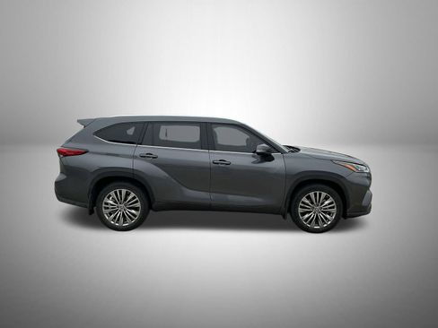 Used 2022 Toyota Highlander Platinum image 4