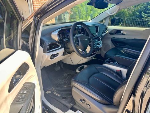 Used 2023 Chrysler Pacifica Touring-L FWD image 8