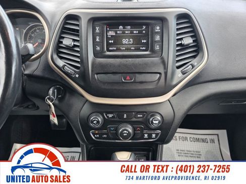 Used 2015 Jeep Cherokee Latitude w/ Cold Weather Group AWD/4WD image 15