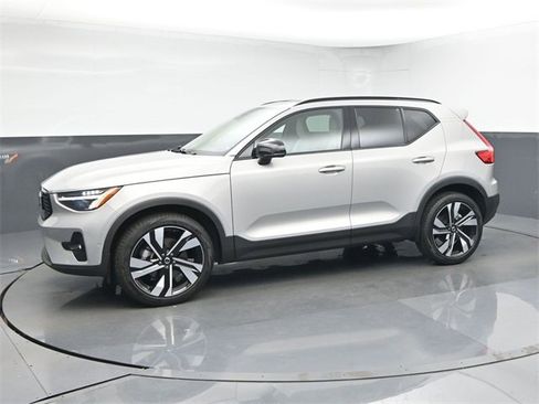 Used 2024 Volvo XC40 B5 Plus w/ Protection Package Premier image 4