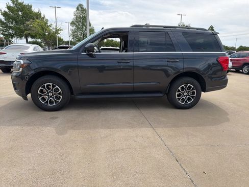 Used 2024 Ford Expedition XLT RWD image 3