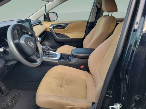 Used 2019 Toyota RAV4 LE FWD image 30
