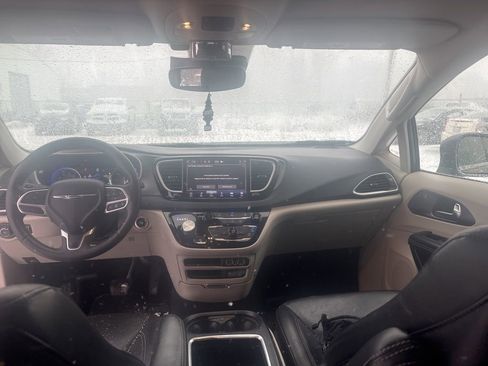 Used 2022 Chrysler Pacifica Touring-L image 13