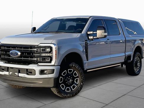 Used 2025 Ford F250 Platinum w/ FX4 Off-Road Package image 3