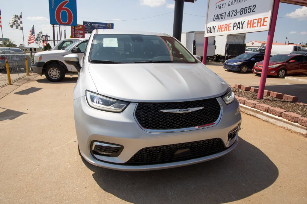 Used 2023 Chrysler Pacifica Touring-L FWD image 2