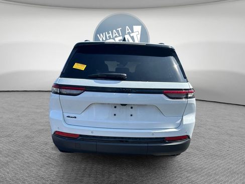 Used 2023 Jeep Grand Cherokee Altitude image 5