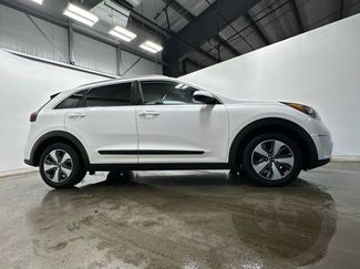 Used 2017 Kia Niro LX video 3