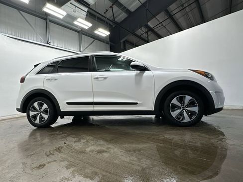 Used 2017 Kia Niro LX image 3