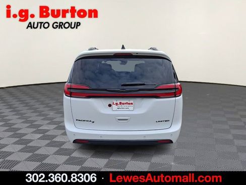 Used 2025 Chrysler Pacifica Limited image 5