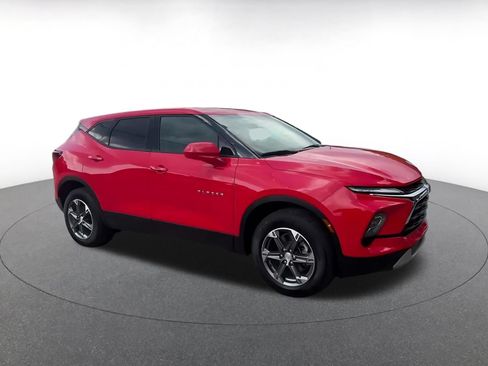 Used 2025 Chevrolet Blazer LT FWD image 2