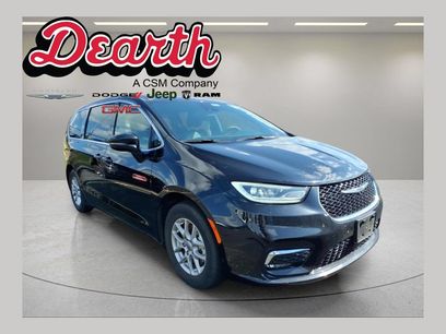 Used 2025 Chrysler Pacifica Select