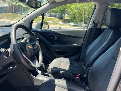 Used 2017 Chevrolet Trax LT w/ LT Convenience Package FWD image 9