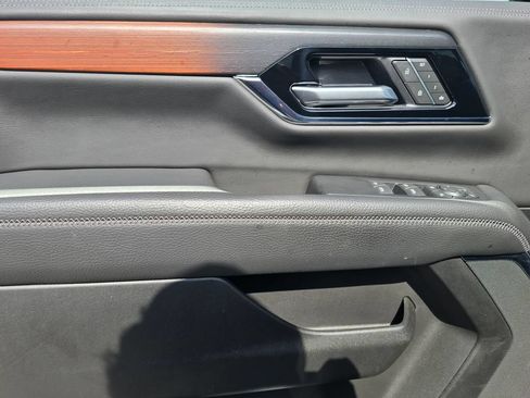 Used 2025 GMC Yukon XL Denali AWD/4WD image 10