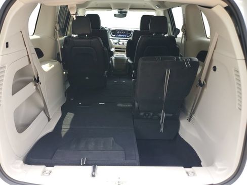 Used 2023 Chrysler Pacifica Touring-L FWD image 27