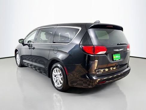 Used 2023 Chrysler Voyager LX image 7
