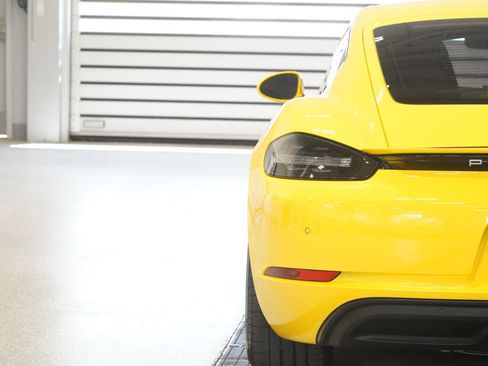 Used 2021 Porsche 718 Cayman RWD image 9