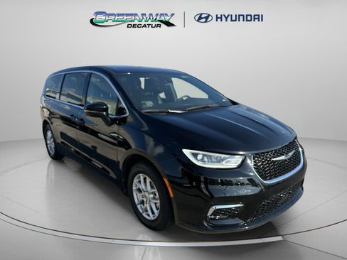 Used 2025 Chrysler Pacifica Select FWD image 2