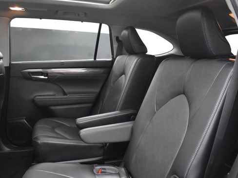 Used 2023 Toyota Highlander Platinum FWD image 28